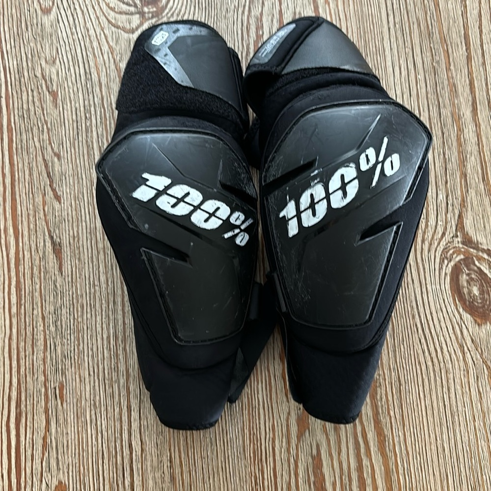 100% Fortis Knee Guard Black S/M